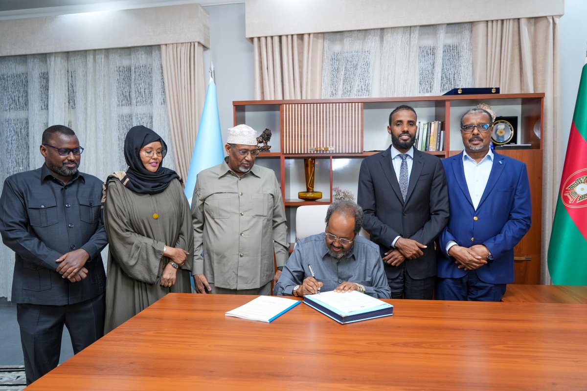 TheVillaSomalia's tweet photo. Madaxweynaha Jamhuuriyadda Federaalka Soomaaliya Mudane Xasan Sheekh Maxamuud ayaa  saxiixay Nuqulka Rasmiga ah ee Wax-ka beddelka cutubyada 1aad, 2aad, 3aad iyo 4aad ee Dastuurka JFS,  oo ay shalay  cod Aqlabiyad leh ku ansixiyeen Xildhibaanada labada Aqal ee Baarlamaanka FS. https://t.co/pERqEOOUGk