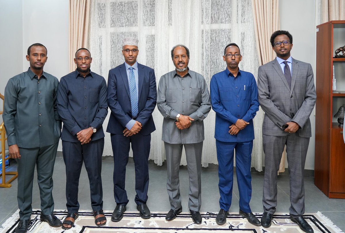 Madaxweynaha Jamhuuriyadda Federaalka Soomaaliya Mudane Xasan Sheekh Maxamuud ayaa  saxiixay Nuqulka Rasmiga ah ee Wax-ka beddelka cutubyada 1aad, 2aad, 3aad iyo 4aad ee Dastuurka JFS,  oo ay shalay  cod Aqlabiyad leh ku ansixiyeen Xildhibaanada labada Aqal ee Baarlamaanka FS.