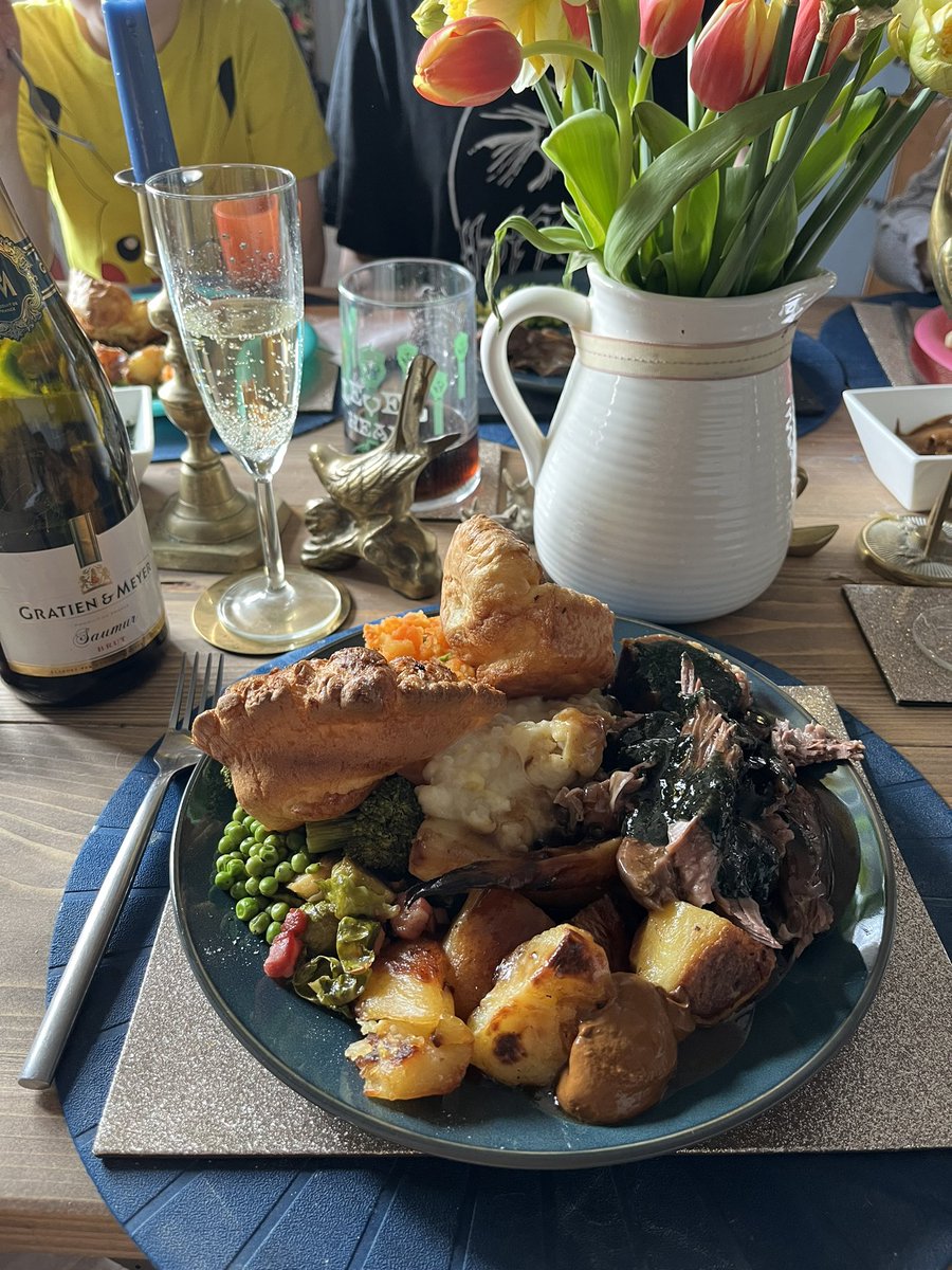 Easter Sunday dinner with the family. My sister knows how to cook a good roast! Happy Easter one and all 🐣🐑🍾 #lamb #bubbles #tulips #clocksforward #springtime #longweekend