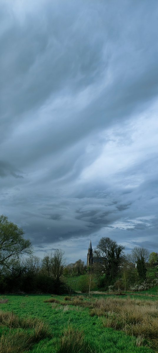 Het zag er 5 minuten dreigend uit maar toen...
kwam de zon weer!
Fijne Pasen!
Zoek je een leuk hotel, B&amp;B, vakantiewoning of restaurant in Vijlen:
bergdorpje.nl