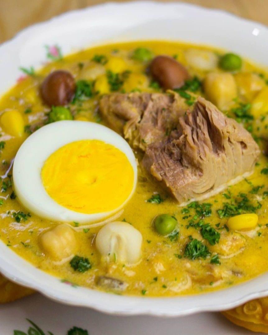 TasteAtlas's tweet photo. Fanesca 
📍Ecuador 🇪🇨
⭐️ 4.2 

Discover Ecuador: https://t.co/jPpGBwJmys

Fanesca is a unique Ecuadorian soup characterized by its thick consistency, consisting of fresh Andean grains, beans, peas, and lentils, combined with salt cod cooked in milk. There should be 12 different grains and beans in the soup, symbolizing the 12 disciples, as the soup is prepared only during the Easter festivities.

Photo: @kwa.ec