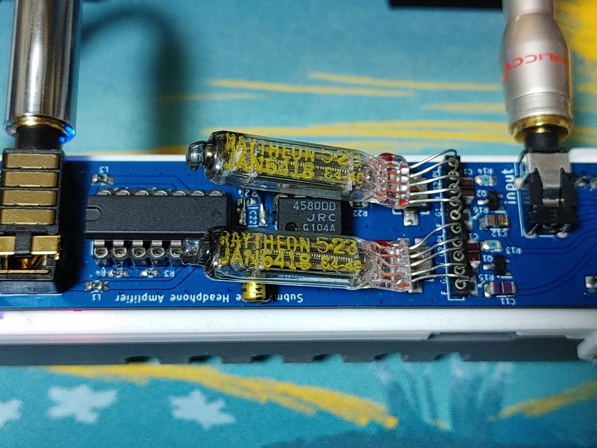 skycubic's tweet image. リハビリその２サブミニチュア管+僕クロヽ(´∀｀)ノ

当然こっちもコンデンサのサイズ間違ったので手元にあったニチコンMWでごまかし😂
大きく揺すらなければノイズもないからわりといい感じ(人´▽`*)♪