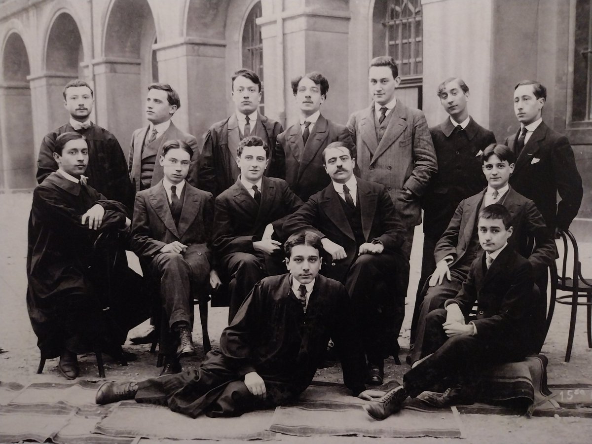 Piedminu's tweet photo. Marseille, lycée Thiers, 1913.
Sur cette photo se trouvent 2 des plus grands auteurs français du 20ème siècle. Saurez-vous les retrouver ? https://t.co/5c2sxr0d7g