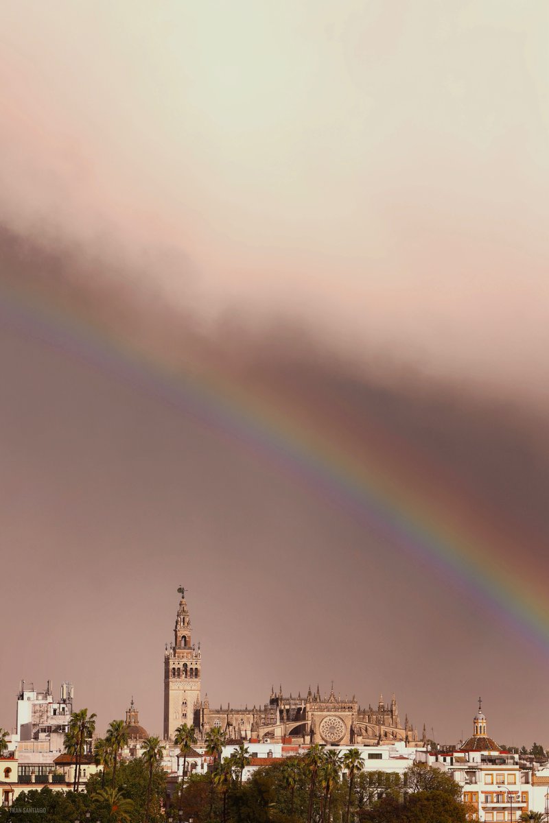 El arcoíris sobre Sevilla.

#SSantaSevilla24