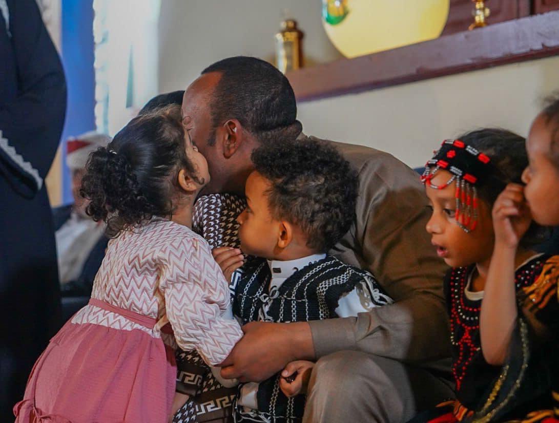 We're resolute to the plight of the displaced, forging a path to treat 'em with dignity. It's upon all of us to extend helping 🤲s that transcend borders &amp; barriers. By doing so, we can create a world where humanity thrives. #SolidarityForAll