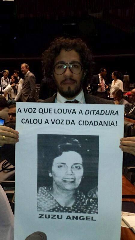 jeanwyllys_real's tweet photo. Esta é a estilista Zuzu Angel, assassinada pela segunda Ditadura Militar no Brasil, a que teve início em 31 de março de 1964 (hoje o golpe que lhe inaugurou completa 60 anos) e se encerrou em 1985 sem que nenhum dos ditadores corruptos e seus torturadores e assassinos (entre os quais Brilhante Ustra se destacava) fossem punidos. O assassinato de Zuzu Angel foi mascarado por um acidente de carro em um túnel no Rio de Janeiro que hoje leva seu nome. O motivo de os militares terem assassinadoa estilista Angel foi o fato de ela reclamar pelo corpo do filho, Stuart Angel, morto anos antes sob tortura dos militares (dizem que o jogaram de um avião no mar, o chamado voo da morte!), e denunciar internacionalmente o regime. Na ocasião das denúncias feitas por Zuzu, a ditadura já havia torturado e/ou matado ou forçado ao exílio centenas de pessoas de esquerda ou identificadas como tais (estudantes, professores, sindicalistas, artistas, jornalistas), estivessem estas ou não envolvidas com grupos de resistência democrática, armados ou não, e já tinha formado seus esquadrões da morte para executar, sem processos legais nem julgamentos, delinquentes negros, travestis e gays assumidos pobres e de periferia. O assassinato de Zuzu Angel significava que a ditadura militar (este câncer) havia entrado em metástase, com sua violência e autoritarismo chegando à classe média branca e aos ricos que lhe apoiaram de início. Esta segunda ditadura militar também censurou os jornais, rádio e tevês - Estadão, Folha, Globo, SBT, Manchete e seus satélites nos estados - que lhe apoiaram sem escrúpulos. A anistia dada aos ditadores e aos seus torturadores e assassinos bem como a falta de autocrítica por parte dos empresários, famílias donas de meios de comunicação e banqueiros que lhe apoiaram e financiaram fez com que a mentalidade autoritária perdurasse em boa parte da população; permitiram que as mentiras sobre aquele período mal-dito se cristalizassem no imaginário popular, ao ponto de os criminosos impunes e seus herdeiros na politica e no Judiciário terem perpetrado um golpe parlamentar em 2016 contra Dilma Rousseff, prendido Lula em 2018 e tentado um novo golpe militar em 2023. O medo, por parte de políticos e governantes (inclusive do próprio Lula), de dizer a verdade sobre o passado recente para não melindrar oficiais das Forças Armadas é vergonhoso, sobretudo depois da lama em que estes nos meteram mais uma vez com o governo do delinquente e sociopata capitão Bolsonaro e suas milícias na cidade e no campo, que mataram Marielle Franco, Anderson Gomes, Moa do Catendê, Bruno Pereira, Dom Phillips e outras tantas pessoas. Precisamos e devemos dizer a verdade para que nunca se esqueça, para que jamais aconteça!