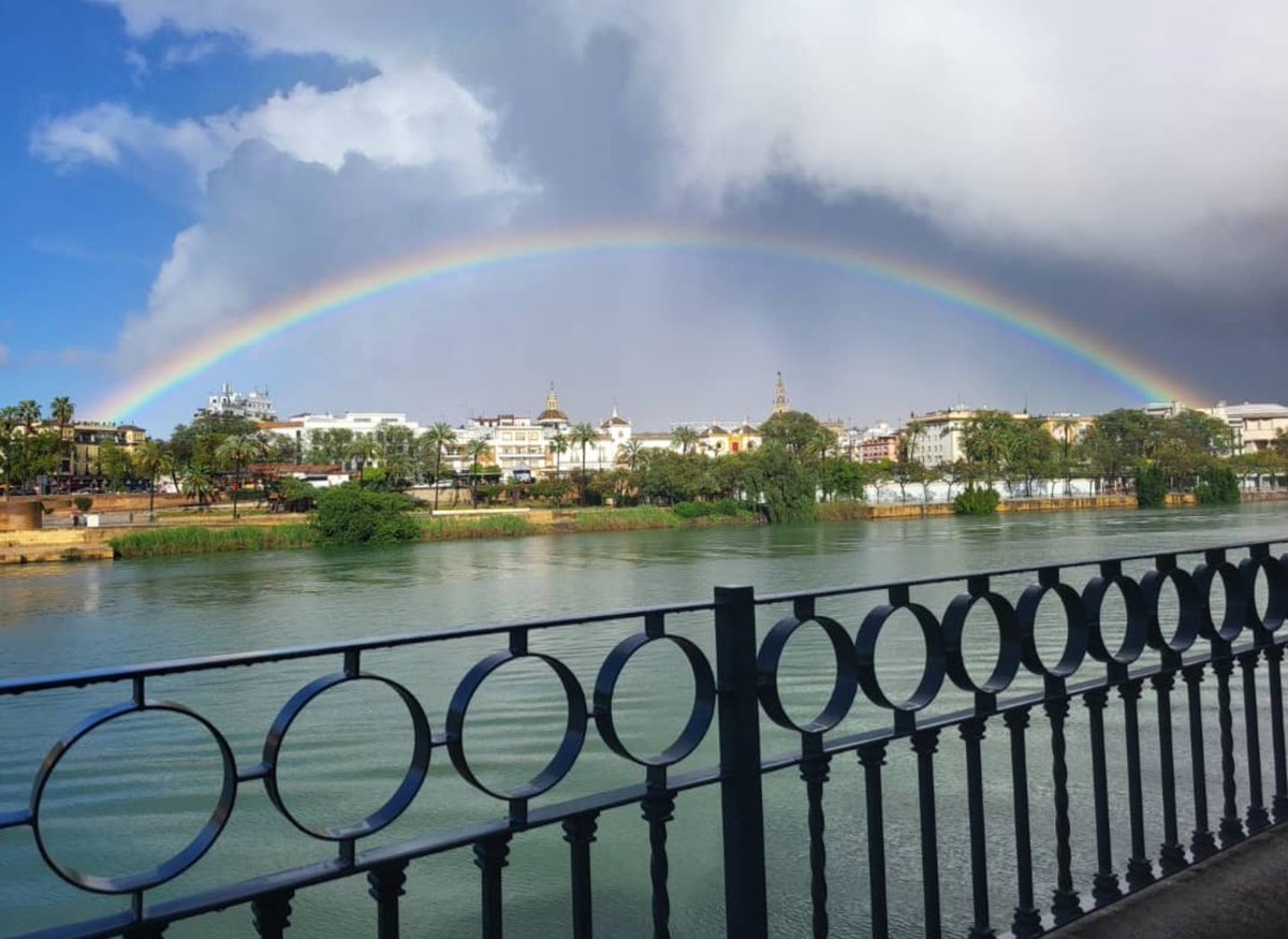 PasionDeSevilla's tweet photo. Arcoiris en Sevilla 💜 

Foto @RatonSFC1905 

#SSantaSevilla24 https://t.co/Ms4ead76bn