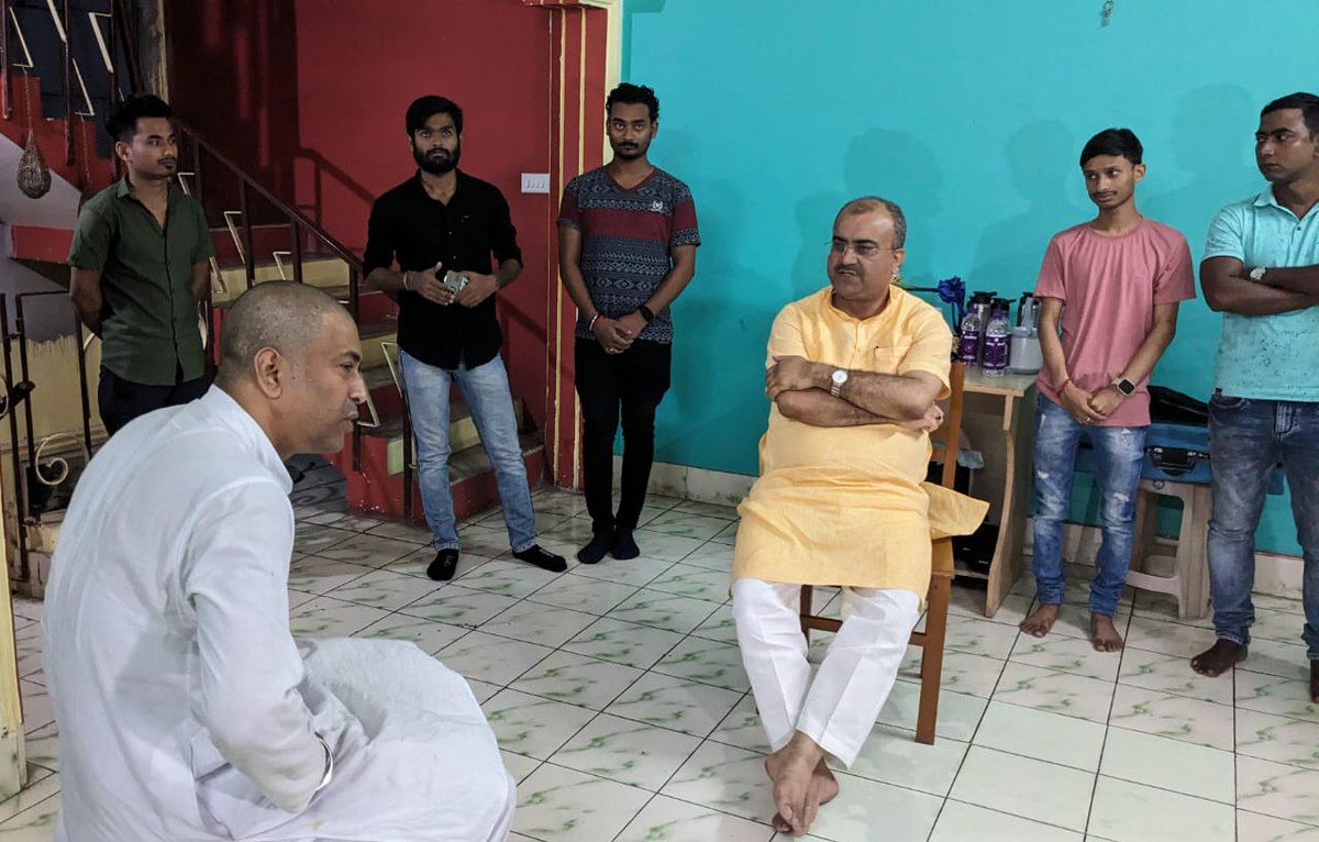 mangalpandeybjp's tweet photo. सिलीगुड़ी विधानसभा से मा० विधायक सह प्रदेश मंत्री श्री शंकर घोष जी की माताजी के स्वर्गवास के उपरांत उनके घर जाकर चित्र पर पुष्पांजलि अर्पित कर अपनी शोक संवेदना प्रकट की। https://t.co/zfeVdra0qF