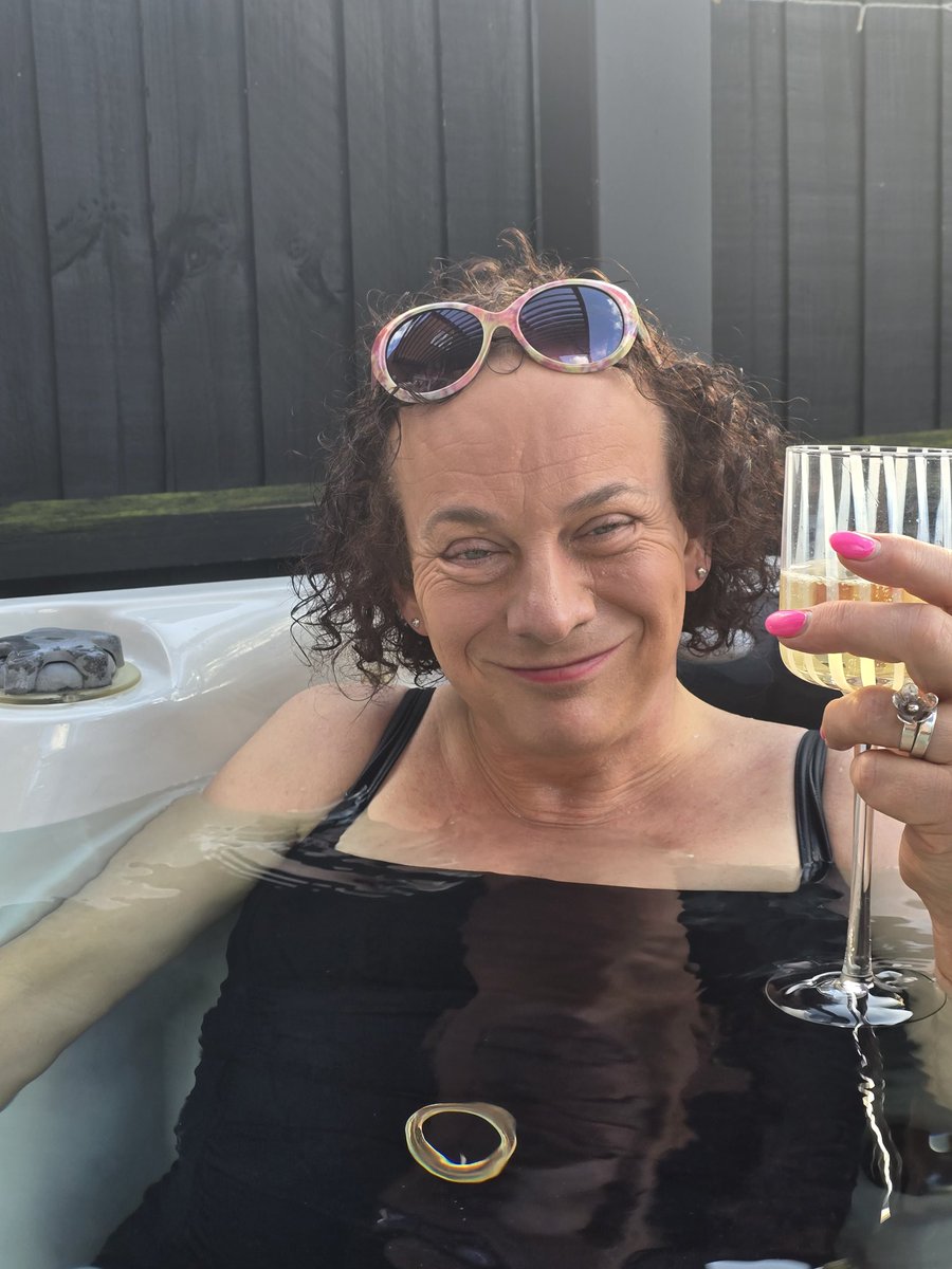 Today is #TDOV2024 so I am raising my glass to my trans sisters and brothers #TransDayOfVisibility #Trans #TransWomenAreWomen #transwoman