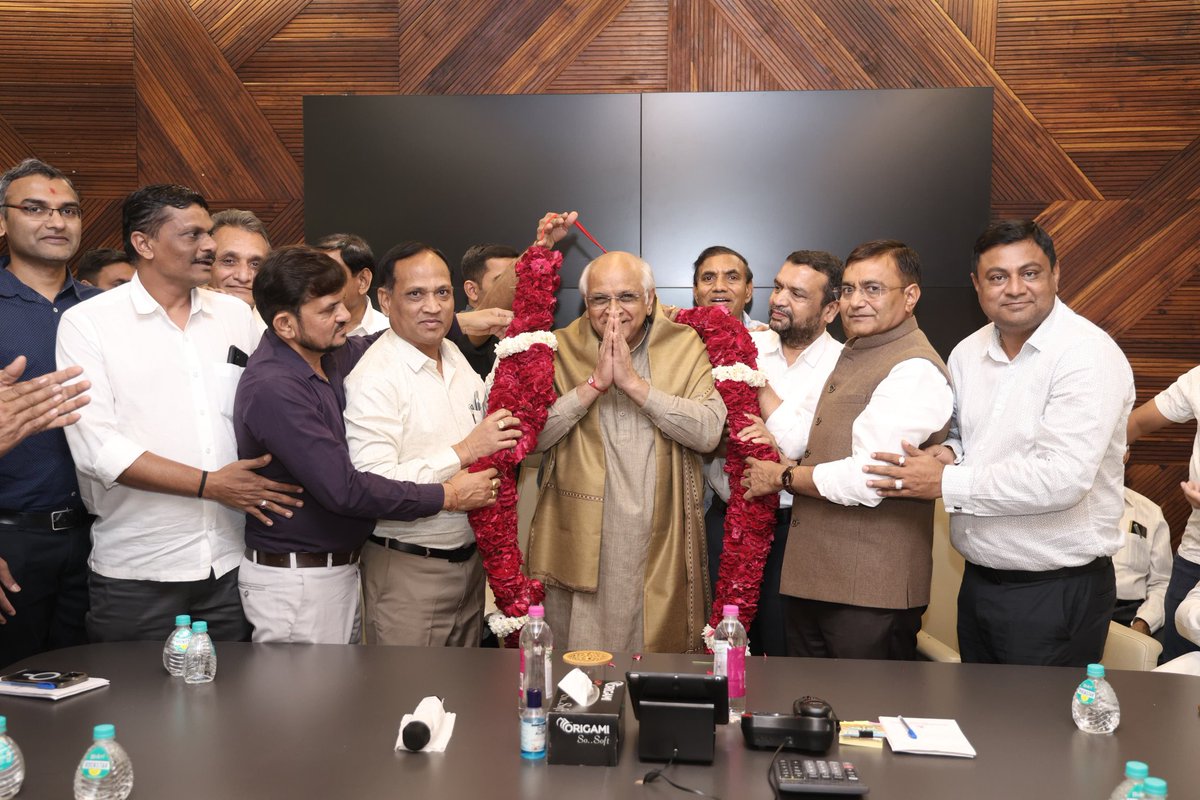 Bhupendrapbjp's tweet photo. ગાંધીનગર લોકસભાના પ્રજાવત્સલ સાંસદ, કેન્દ્રીય ગૃહ અને સહકારિતા મંત્રી શ્રી @AmitShah સાહેબના પ્રચાર અર્થે સૌરાષ્ટ્ર લેઉવા પટેલ સમાજના અગ્રણીઓ સાથે બેઠક કરી. 

ગત પાંચ વર્ષોમાં માનનીય શ્રી અમિતભાઈ શાહના માર્ગદર્શનમાં ગાંધીનગર મતક્ષેત્રમાં અંદાજે રૂ. 23,000 કરોડના વિકાસકામો હાથ ધરાયા છે. આધુનિક સુખસુવિધાઓ સાથે આ લોકસભા હરિયાળી લોકસભા પણ બની છે, ત્યારે સૌ મતદારો મહત્તમ મતદાન કરી માનનીય શ્રી અમિતભાઈને જંગી બહુમતીથી યશસ્વી વિજય અપાવે તેવું આહવાન આ પ્રસંગે કર્યું. 

#PhirEkBaarModiSarkar 
#AbKiBaar400Paar