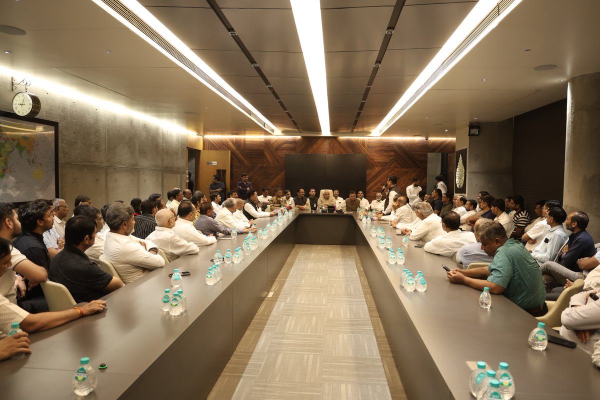 Bhupendrapbjp's tweet photo. ગાંધીનગર લોકસભાના પ્રજાવત્સલ સાંસદ, કેન્દ્રીય ગૃહ અને સહકારિતા મંત્રી શ્રી @AmitShah સાહેબના પ્રચાર અર્થે સૌરાષ્ટ્ર લેઉવા પટેલ સમાજના અગ્રણીઓ સાથે બેઠક કરી. 

ગત પાંચ વર્ષોમાં માનનીય શ્રી અમિતભાઈ શાહના માર્ગદર્શનમાં ગાંધીનગર મતક્ષેત્રમાં અંદાજે રૂ. 23,000 કરોડના વિકાસકામો હાથ ધરાયા છે. આધુનિક સુખસુવિધાઓ સાથે આ લોકસભા હરિયાળી લોકસભા પણ બની છે, ત્યારે સૌ મતદારો મહત્તમ મતદાન કરી માનનીય શ્રી અમિતભાઈને જંગી બહુમતીથી યશસ્વી વિજય અપાવે તેવું આહવાન આ પ્રસંગે કર્યું. 

#PhirEkBaarModiSarkar 
#AbKiBaar400Paar