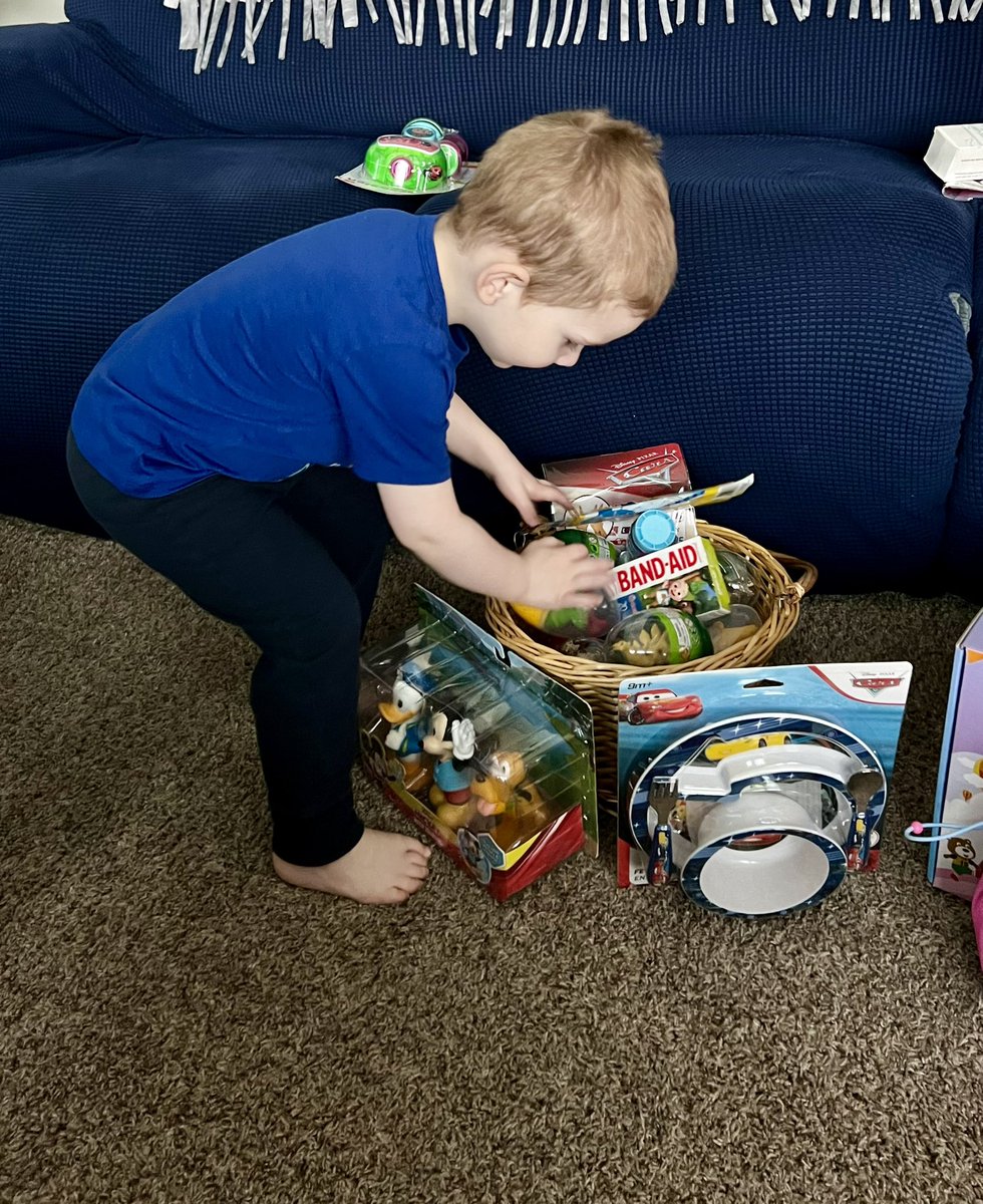 Alex_Chinn's tweet image. The Easter Bunny hopped on over and showed the kids a egg-cellent time! @shelleypowers83