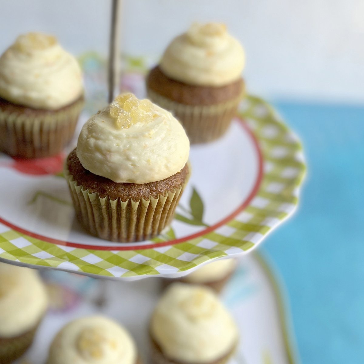 Happy Easter! 🐰🌷🐥 These carrot cake cuppies are so yummy and moist! And for a fun lil spin, they’re topped with orange cream cheese frosting and candied ginger 🍊✨

🧁 Recipe: recipes.fikabrodbox.com/carrot-cake-cu…