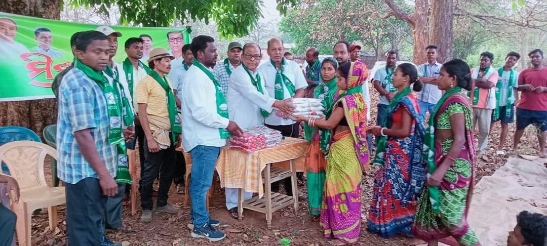 BJD Parjang MLA candidate Dr Nrushing Charan Sahu is openly violating code of conduct by distributing clothes to voters.  We request ECI to take strict action against him.#ElectionCommission 
<a href="/ECISVEEP/">Election Commission of India</a> ,<a href="/dpradhanbjp/">Dharmendra Pradhan</a> <a href="/SamalManmohan7/">Manmohan Samal</a> , <a href="/Bibhuti67Bjp/">Bibhuti Pradhan</a>