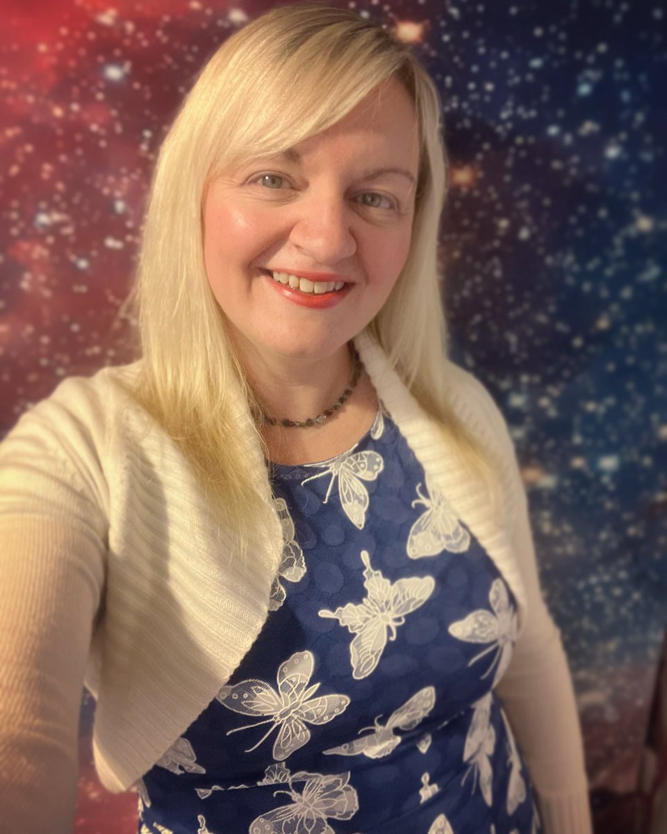 jojo_durrant's tweet image. #StyleSunday (instead of #FashionFriday) 

Wearing a newish blue dress with white butterflies on for an Easter Sunday lunch 🦋👗🐣