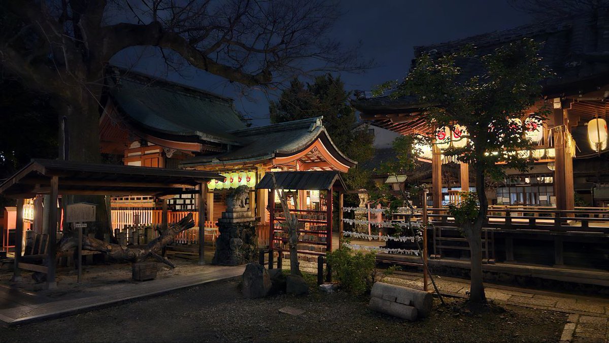 AengusWolf's tweet photo. On a nice evening walk in @KyotoPrefPR we found a beautiful small Inari Shrine 🦊

#CargoWolf und #Railfox on journey. https://t.co/ieumBmoVbk