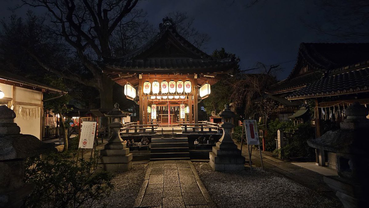 AengusWolf's tweet photo. On a nice evening walk in @KyotoPrefPR we found a beautiful small Inari Shrine 🦊

#CargoWolf und #Railfox on journey. https://t.co/ieumBmoVbk