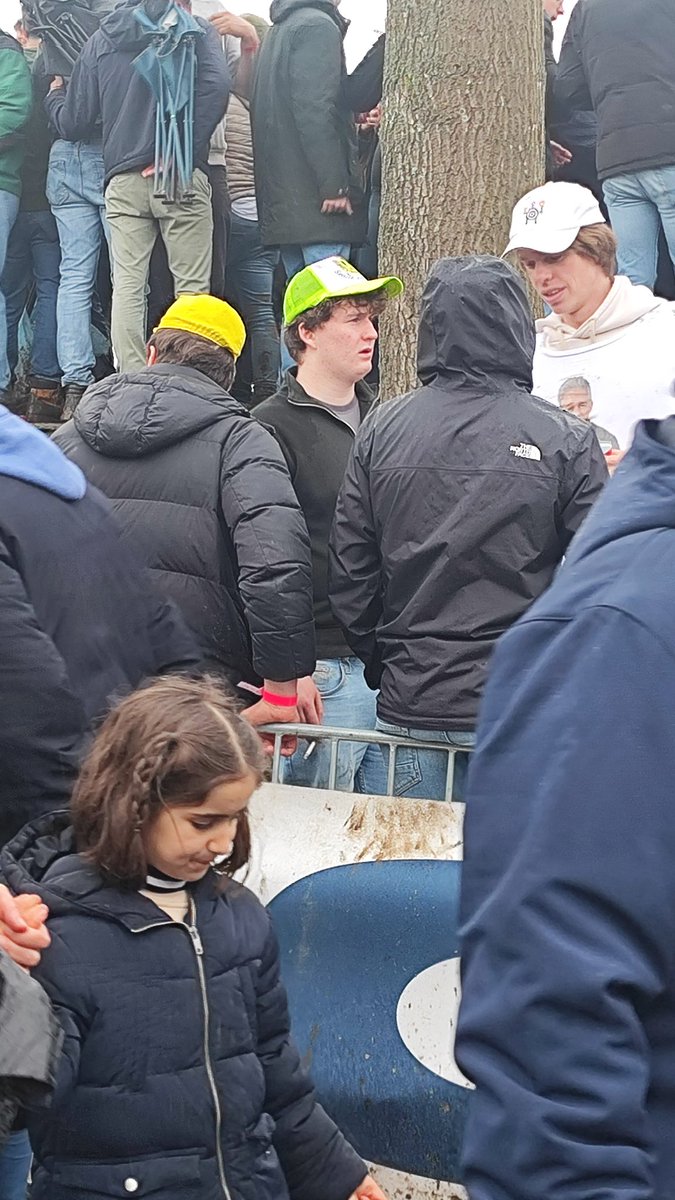 cryptoemes's tweet photo. @IndeLeiderstrui Die met zijn groene petje was één van de gooiers. https://t.co/Yreqf2MyhZ