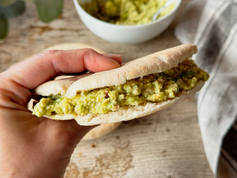 Pan Pita relleno de Aguacate y Pollo 🥑 Idea genial de comida o cena rápida: pan pita relleno de aguacate y pollo, una mezcla de ingredientes con la que es imposible fallar.

Receta: ekilu.com/es/receta/pan-…