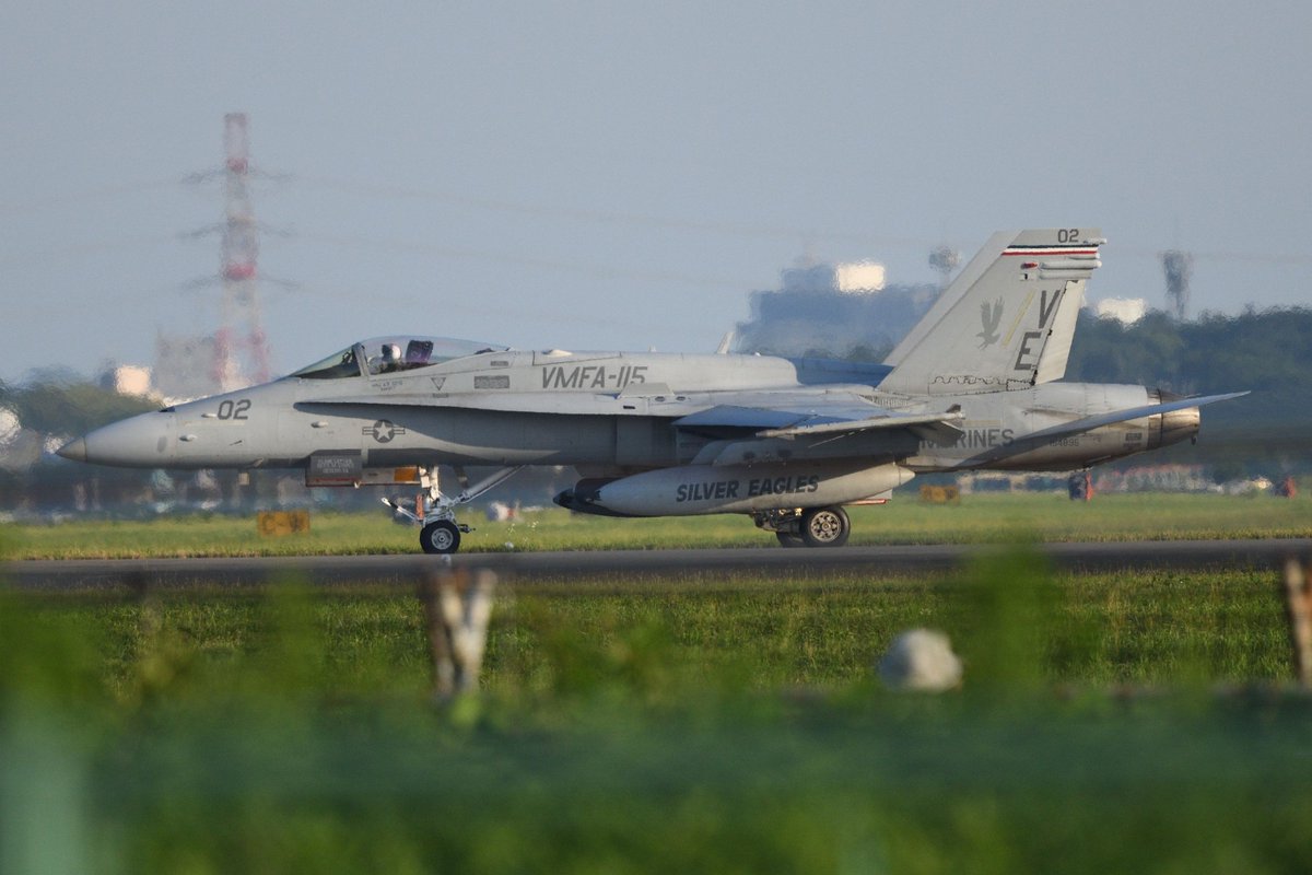tomcat_alte's tweet photo. 昨年6/17、SILVER EAGLESの続きラストです。引っ張たなぁ～💦RW19側から最後の離陸です。VE02・VE01の順。最後はやはりVE01🇱🇷で締めくくり！SilverEaglesが長い期間居てくれて本当に楽しかったです！😊　最高でした！😃

#F18
#FA18
#SilverEagles
#VMFA115
#厚木基地 https://t.co/fHHWQ9mKkL