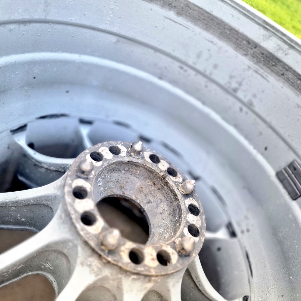 artiF1ed's tweet photo. 2.5 hours left to get your bids in on the relisted @redbullracing used rear #F1 wheel. Bid and win and you'll get a free model too. #F12024 #SkyF1 #JapaneseGP #RedBullRacing #RedBull #AussieGrit @AussieGrit @therealdcf1 #RealDC. https://t.co/t1x2fVfrsE https://t.co/6FS8SJvagT
