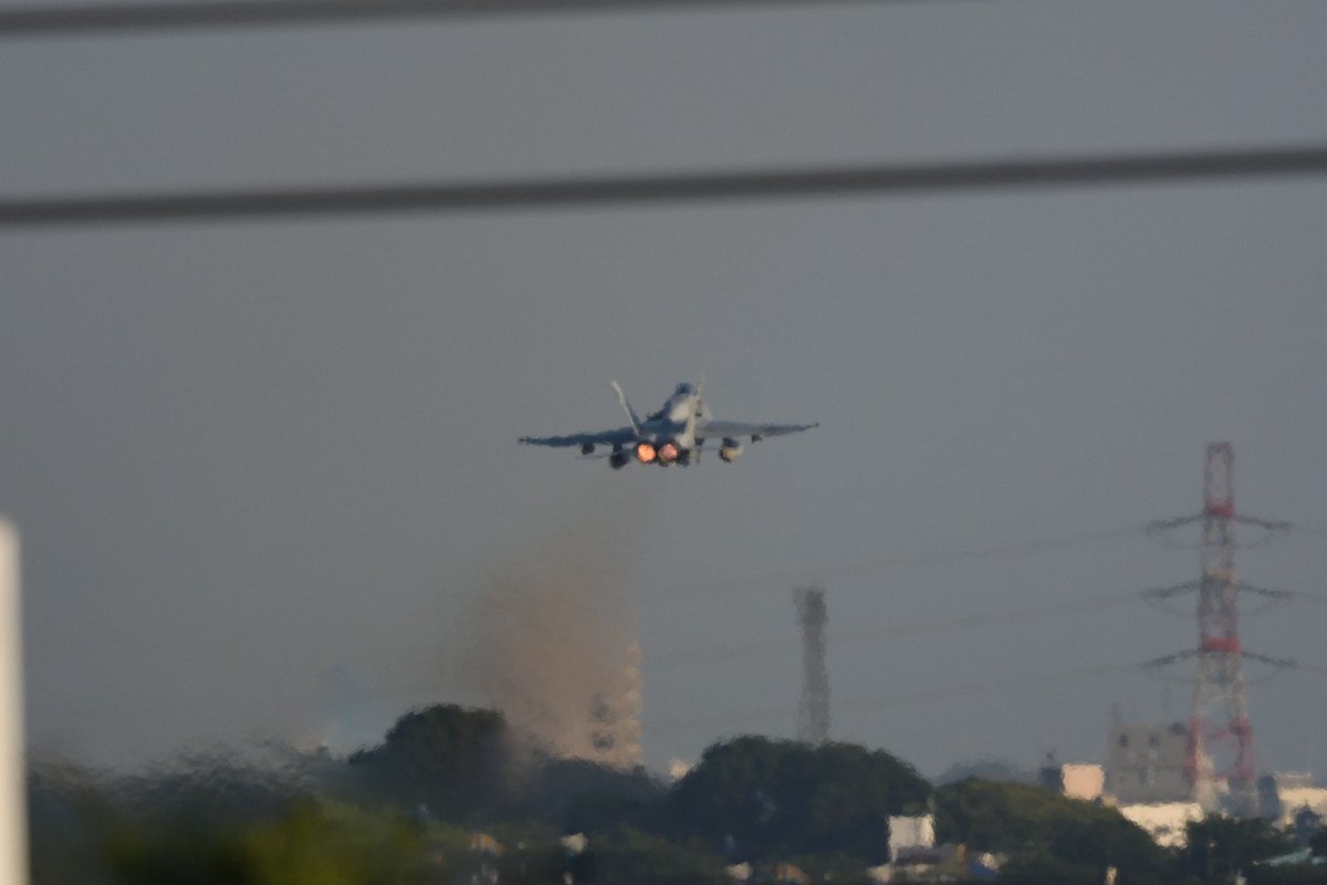 tomcat_alte's tweet photo. 昨年6/17、SILVER EAGLESの続きラストです。引っ張たなぁ～💦RW19側から最後の離陸です。VE02・VE01の順。最後はやはりVE01🇱🇷で締めくくり！SilverEaglesが長い期間居てくれて本当に楽しかったです！😊　最高でした！😃

#F18
#FA18
#SilverEagles
#VMFA115
#厚木基地 https://t.co/fHHWQ9mKkL