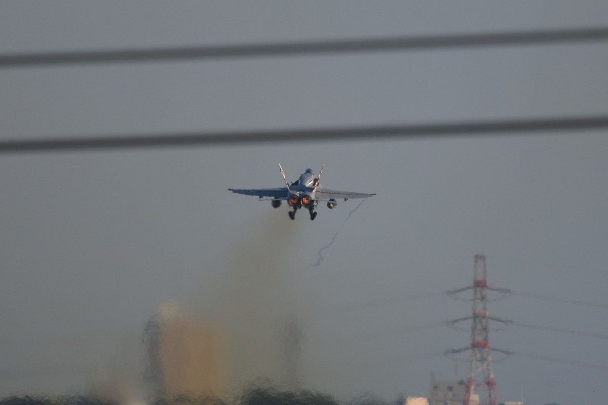 tomcat_alte's tweet photo. 昨年6/17、SILVER EAGLESの続きラストです。引っ張たなぁ～💦RW19側から最後の離陸です。VE02・VE01の順。最後はやはりVE01🇱🇷で締めくくり！SilverEaglesが長い期間居てくれて本当に楽しかったです！😊　最高でした！😃

#F18
#FA18
#SilverEagles
#VMFA115
#厚木基地 https://t.co/fHHWQ9mKkL