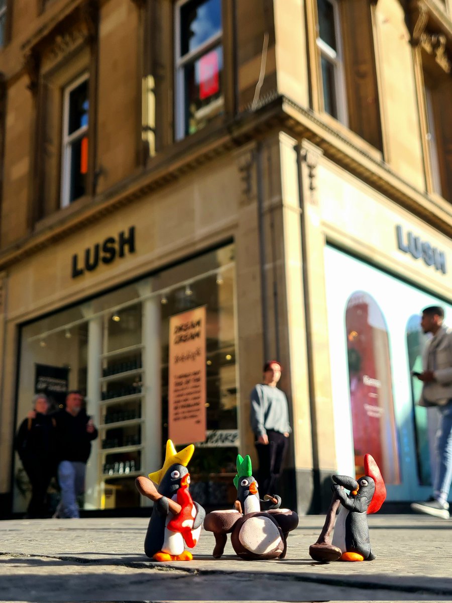 The punks who live in the wall with us took advantage of today's sunshine to do a bit of busking with their band on Buchanan Street in Glasgow. #glasgow #buskers #busking #streetart #glasgowbuskers #glasgowstreetart #penguins #punkpenguins #glasgowpenguins #thepenguinsinthewall