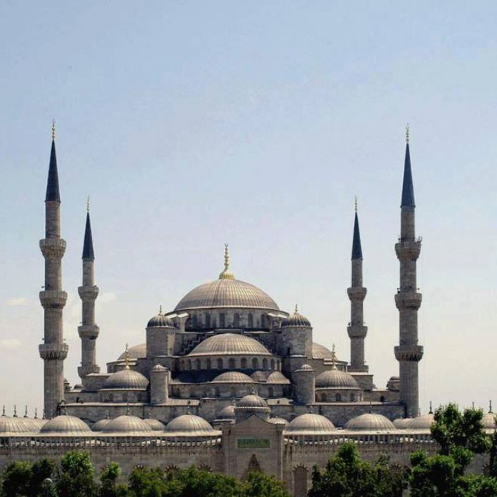AnemosTours's tweet photo. 🌊 Explore Istanbul’s historic streets, where East meets West. Marvel at the Blue Mosque, wander the Grand Bazaar, and savor Turkish delights. Then, cruise the Bosphorus and soak in the majestic views. 🇹🇷 🌴🌇 #SummerInTurkey https://t.co/o8zRwbuP38 https://t.co/qIVyLnSHAN