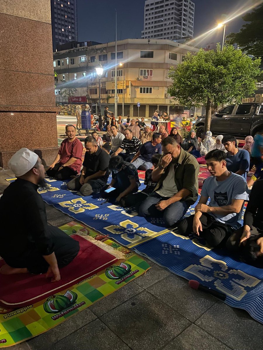 Alhamdulillah berkongsi rezeki dan berbuka puasa di jalanan Kuala Lumpur.