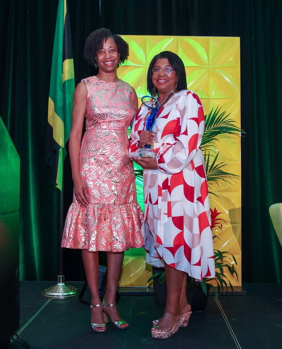Janjammer's tweet photo. Thank you @jwoflorida - It was my honor serving as President where we grew membership by 100%, took 20 ladies to Melody House, gave them $12.5K and had the best response to scholarship applicants. Here w Aisha new Pres. https://t.co/SsQlfPZO3O