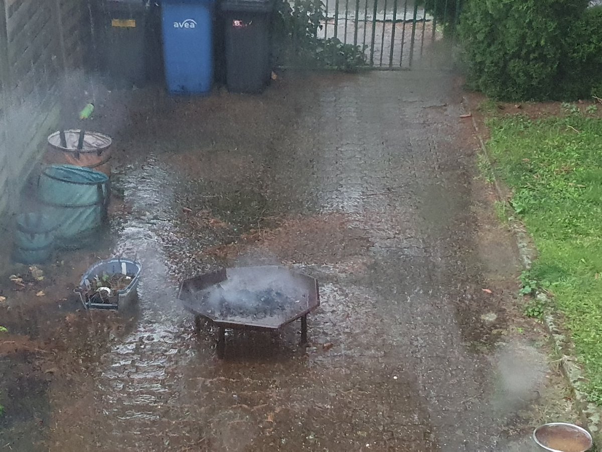 Traditionell gab es auch wieder einen kleinen Osterspaziergang und ein kleines Osterfeuer. Das wurde dann auch auf natürlichen Wege gelöscht. Es hätte zwar ne halbe Stunde später sein können aber passte grundsätzlich zeitlich ganz gut 😁