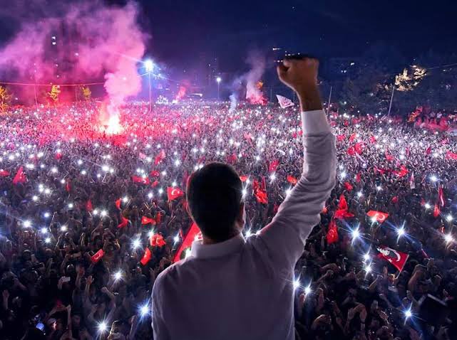 Tarihi fark geliyor mu ?

#öndeyiz
#ekremimamoğlu #MuratKurum #AKPyeOYvermeyin