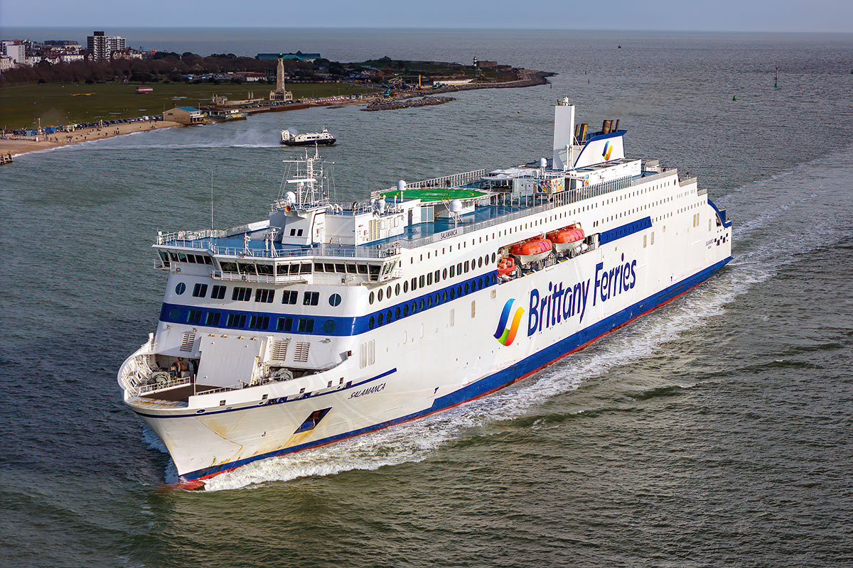 MaritimePhotos's tweet photo. The @BrittanyFerries Salamanca inbound for @PortsmouthPort on Easter Sunday #ferrynews #maritime #EFlexer https://t.co/CyjORvowrP
