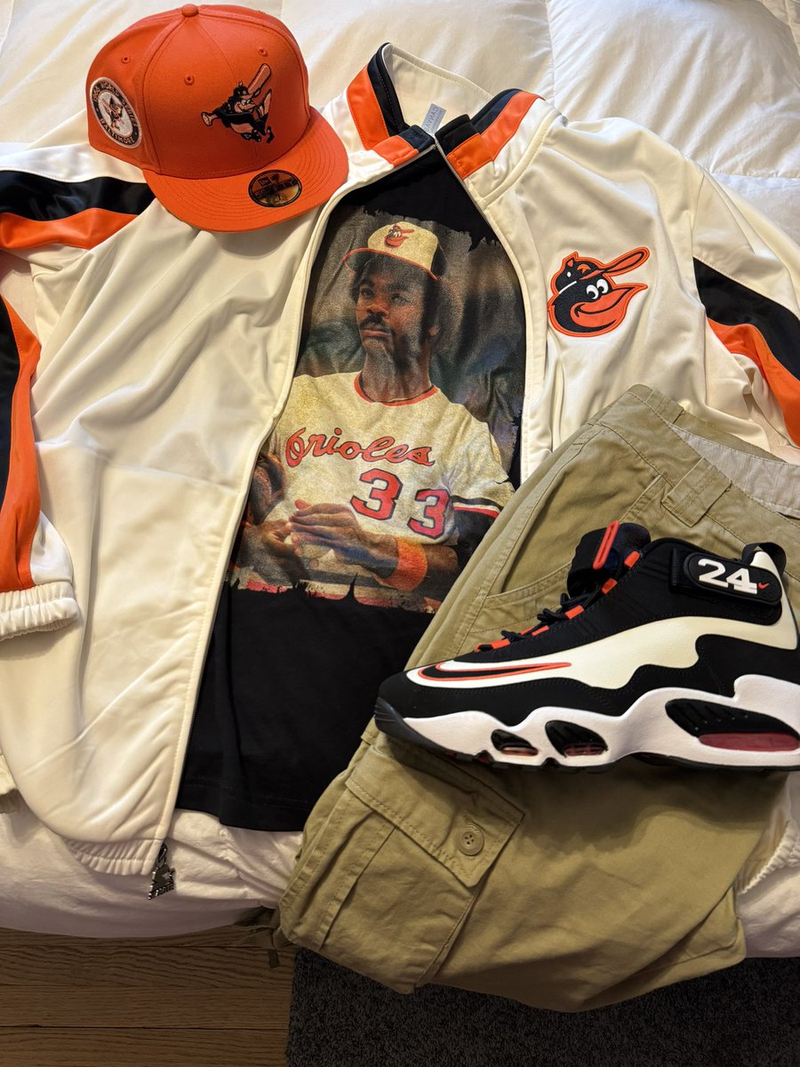 Probably not gonna make it to the game today but its feeling like a sweep 🧹 In the meantime I still gotta represent for my O’s Shout out to @EddieMurray_33 @nike #griffeymax1 @TopperzStore @Orioles @Starter  #CooperstownCollection #PINdejos #sneakerhead #fittedfiend #sneakers