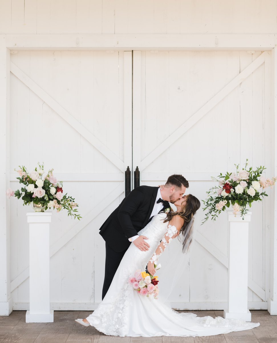 Straight out of a magazine!

📸: @justinwrightphoto

#weddingseason #weddingphotography #weddingphotos #weddinginspiration #weddingvenue #barnvenue #tennesseeweddingvenue #tnweddings #wedding