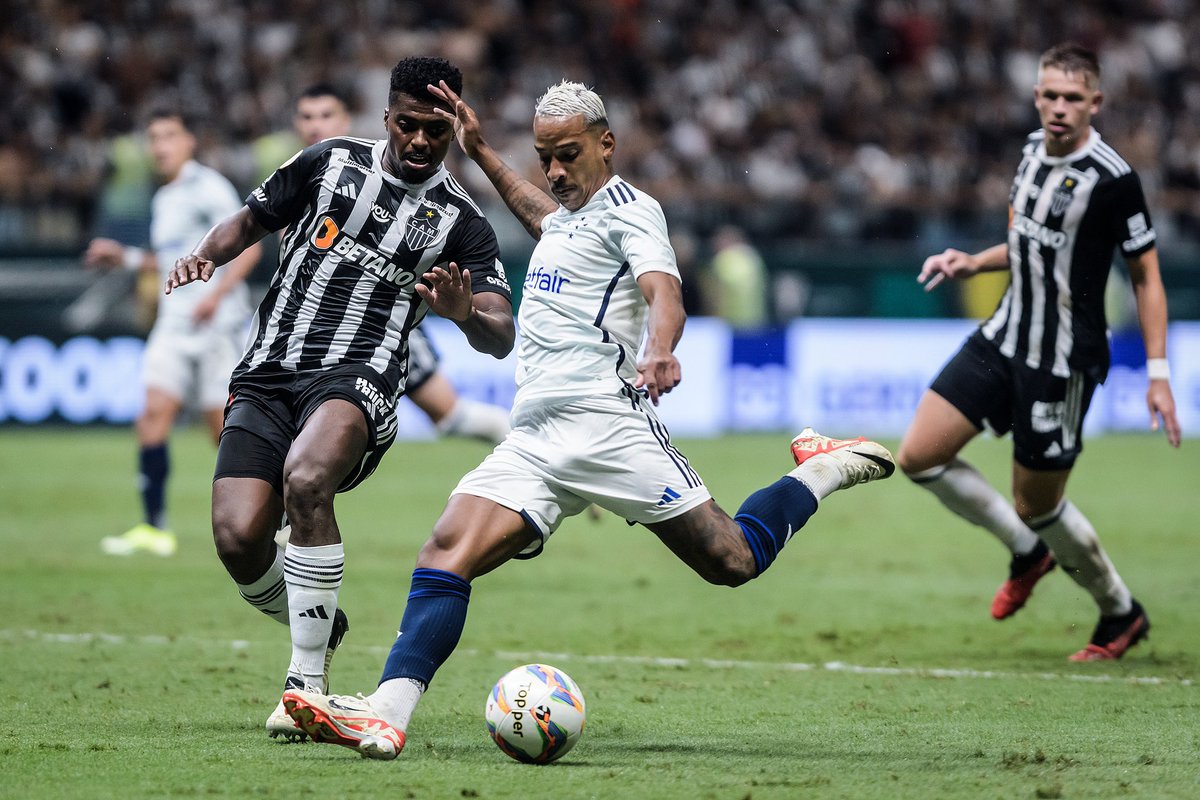 Cruzeiro's tweet photo. 🔙 Os cliques do primeiro jogo da final do Mineiro. 
Agora é decisão com a nossa torcida! Vamos lotar o Mineirão e lutar pelo título, Nação! 👊

📸 @ggaleixo e @staff_images https://t.co/9NVfkTzH6z