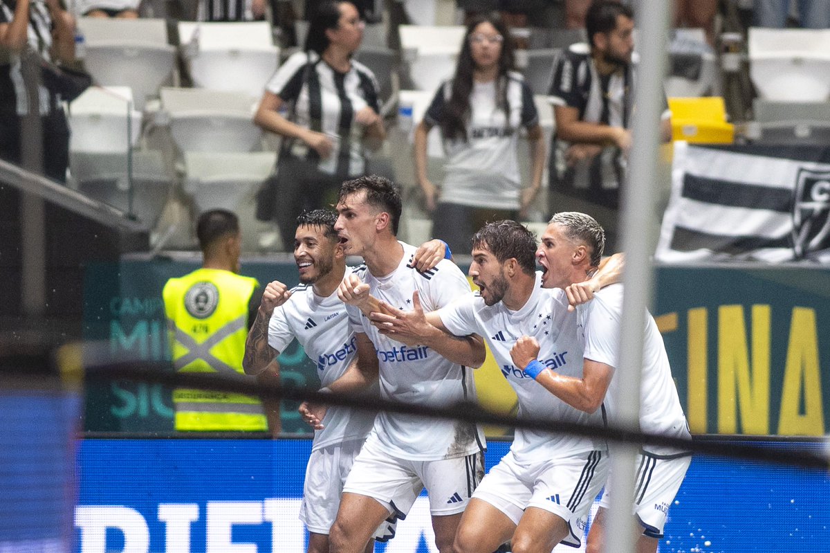 Cruzeiro's tweet photo. 🔙 Os cliques do primeiro jogo da final do Mineiro. 
Agora é decisão com a nossa torcida! Vamos lotar o Mineirão e lutar pelo título, Nação! 👊

📸 @ggaleixo e @staff_images https://t.co/9NVfkTzH6z