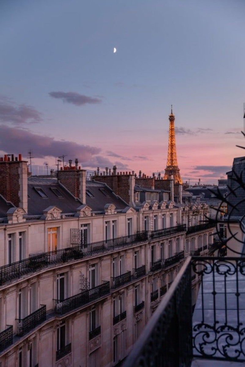 Sunset in Paris, France 🇫🇷