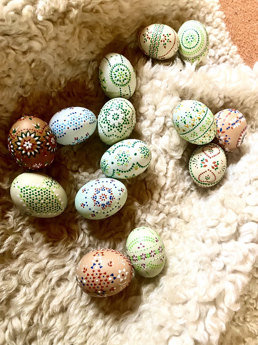 himbeerspecht's tweet photo. Frohe Ostern! Dieses Jahr aus Zeitgründen nur Eier in Bossiertechnik- aber nach Ostern ist ja auch wieder vor Ostern.
#sorbischeostereier #sorbischeostereierkunst #sorbischeeier #sorbischetradition #ostern #osterdeko https://t.co/0CJdOJkOJU