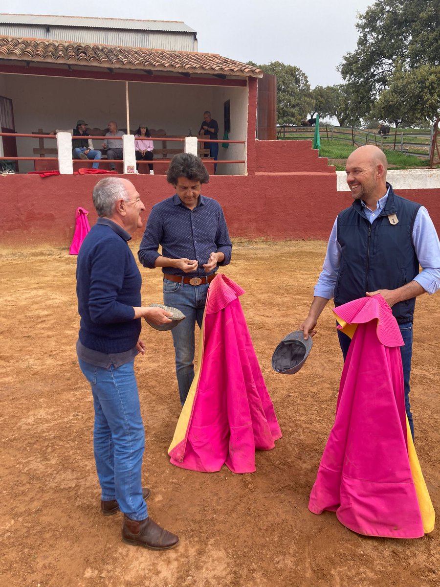 aptalmeria's tweet photo. Gran día de campo el del pasado sábado 23.
Tentadero para expresar cada uno su sueño de sentir las buenas embestidas...

Convivencia y compañerismo en una jornada que hace crecer la afición. 

💯💯👌👌 https://t.co/hy0135ND1w
