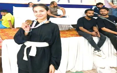 Mysha Kanth, a 9th-grade student in Srinagar, has brought pride to the UT of J&K by securing a gold medal at the 1st National Pencak Silat Championship held in Nanded, Maharashtra. She is an inspiration for many other young girls in the #Kashmir valley.