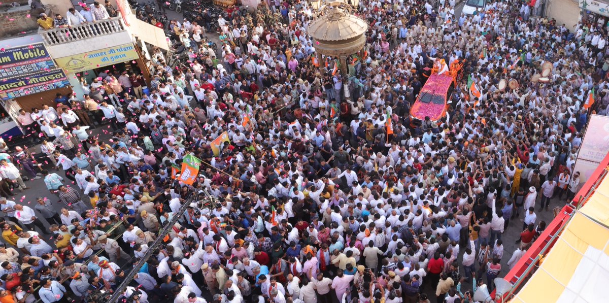 AmitShah's tweet photo. सीकर (राजस्थान) के रोड-शो में भाजपा के प्रति इतने स्नेह व समर्थन के लिए मैं जनता का आभार व्यक्त करता हूँ। https://t.co/nCPmskReNU