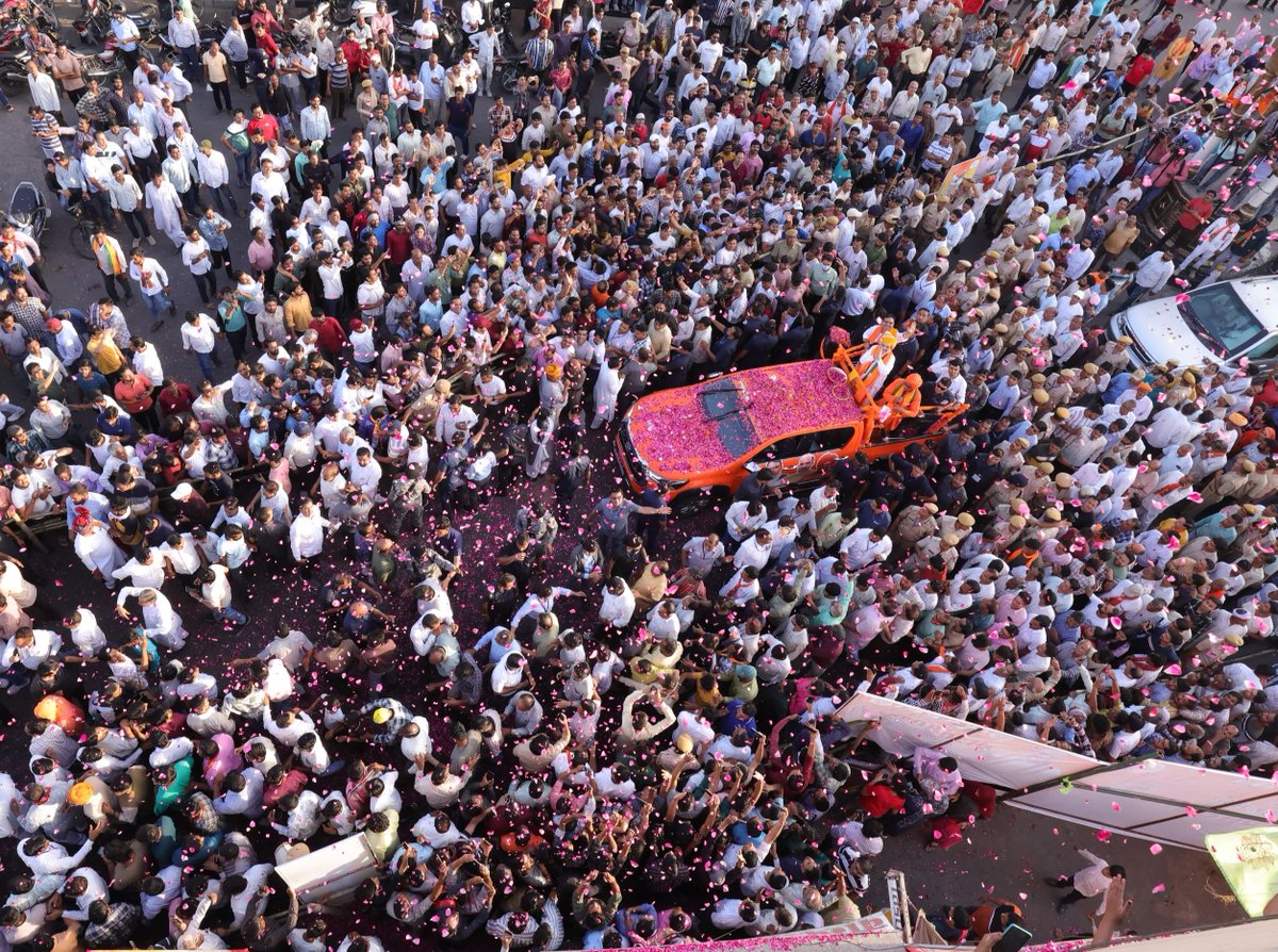 AmitShah's tweet photo. सीकर (राजस्थान) के रोड-शो में भाजपा के प्रति इतने स्नेह व समर्थन के लिए मैं जनता का आभार व्यक्त करता हूँ। https://t.co/nCPmskReNU