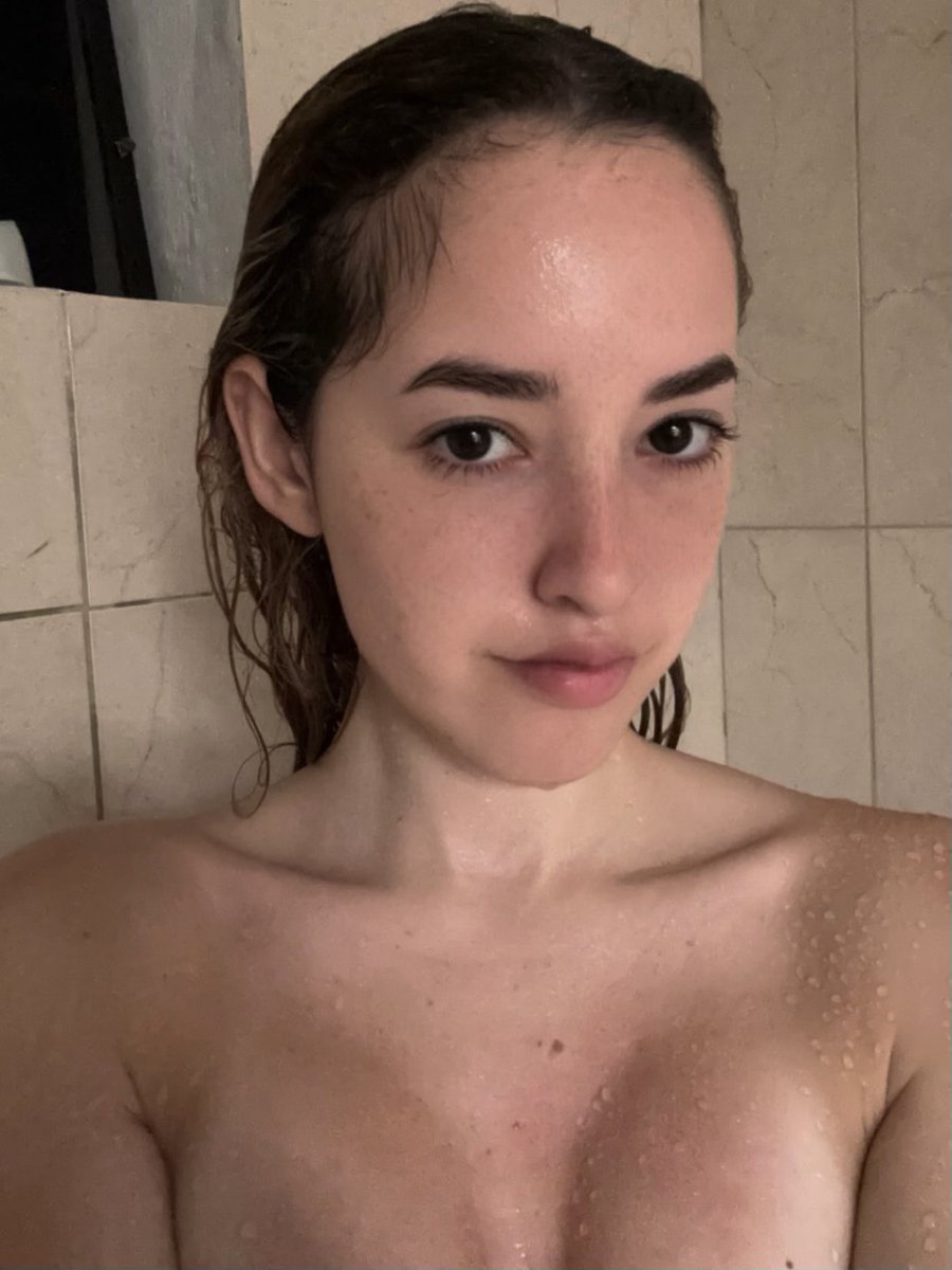 Say ‘hi’ if i can send you the FULL shower vid 🍒