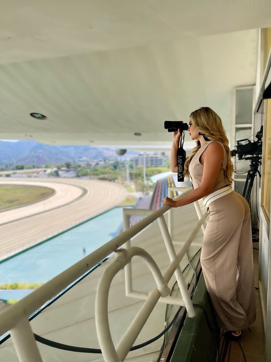Con la hermosa vista del Óvalo del Hipódromo Internacional La Rinconada 🐎
.
Disfruta nuestra transmisión en vivo! A través de la señal de La Tele Tuya , Tves y Meridiano Televisión!
.
Con la producción de la gran <a href="/tuerta03/">Maria Alexandra Azar</a> y el equipo de <a href="/OficialINH/">OFICIAL INH</a>