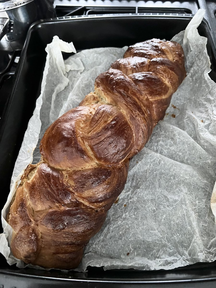 kittybarbie's tweet photo. 🐣 Pasg Hapus/ Boldog Húsvétot!/ Happy Easter 🐣 

Fonott kalácsot ajándékoztam a kedves helyi micro sörfőzde tulajdonosnak hálám jeléül.

I’ve gifted Hungarian Easter bread to our lovely local tap room’s owner as a thank you for their services.

🏴󠁧󠁢󠁷󠁬󠁳󠁿❤️🇭🇺
@MagyarCymru 
@BragdyCybi https://t.co/E5bS9S69IS