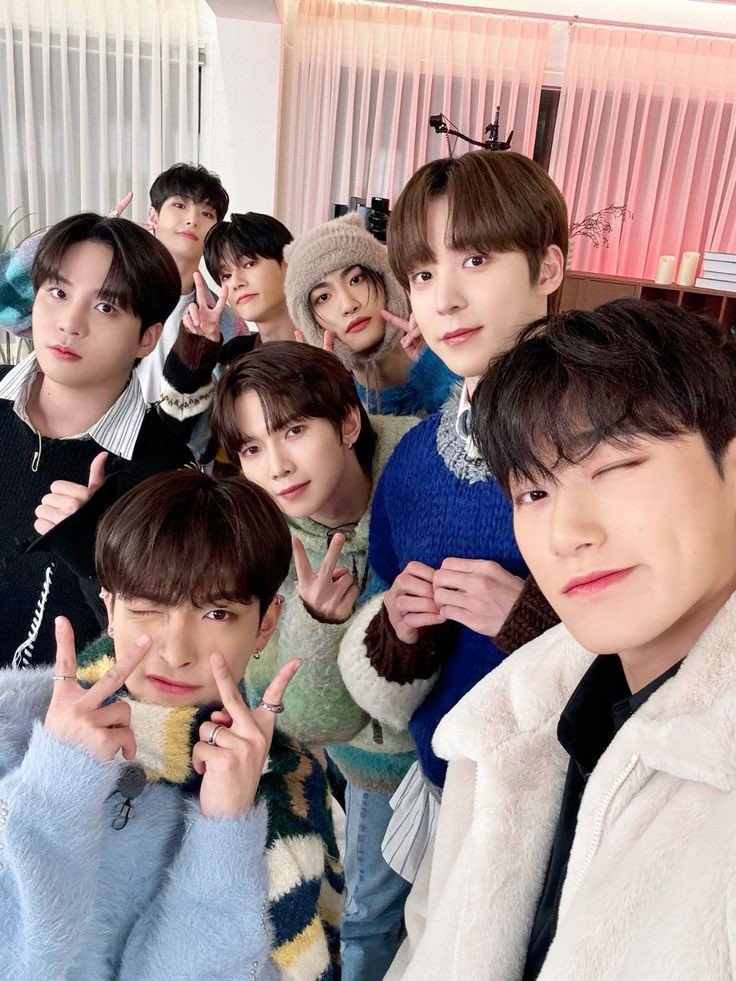 zerobaseteez's tweet photo. — for #제로베이스원 &amp; #에이티즈 🩷 https://t.co/7WTb86rEFs