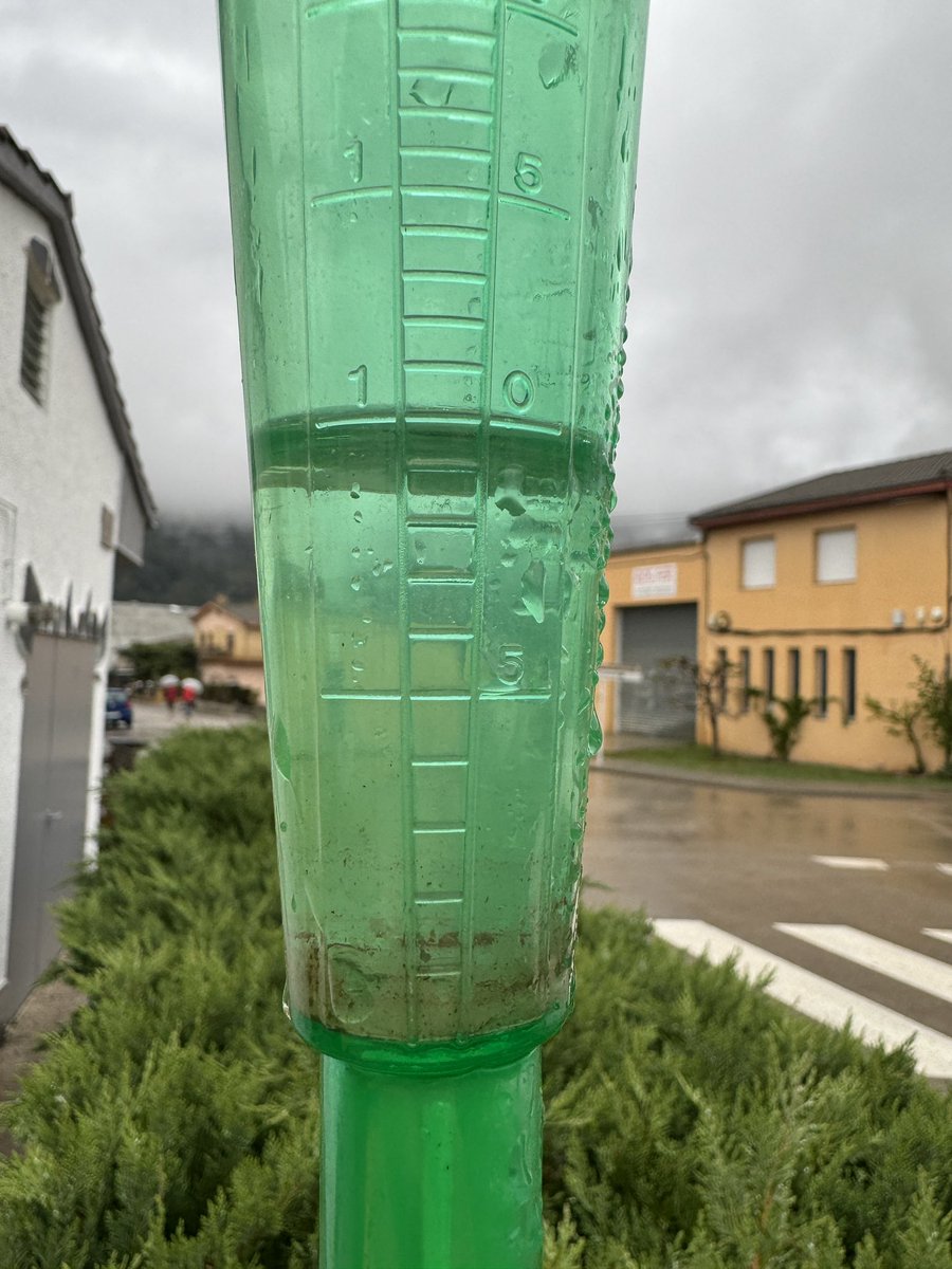 Meteolot's tweet image. 10mm aquesta tarda més 10mm de la nit passada. Benvinguts! 💙🌧️