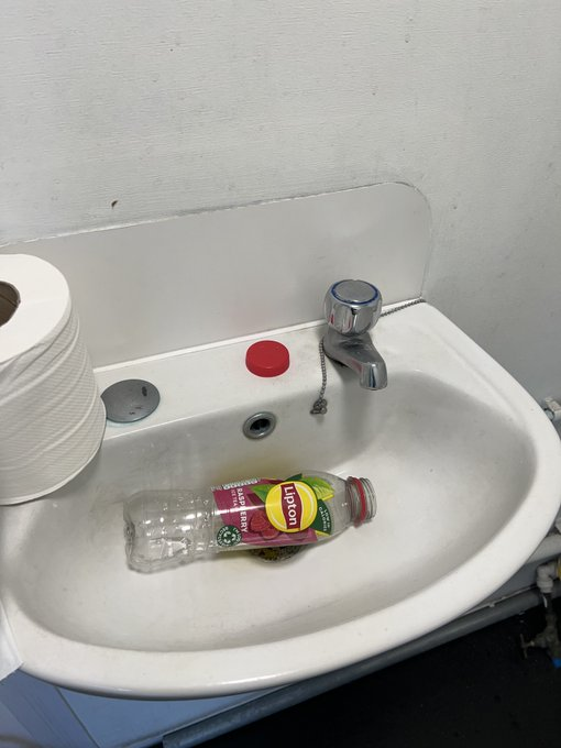 One of my followers is a professional working on the HS/2 project &amp; sent me this anecdote of travelling round the country, encountering different cultures. Do have a read.

🚨Hint🚨the toilet paper is superfluous.

 “Whilst working on a HS2 building site I noticed when using the